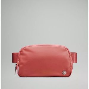 Lululemon everywhere belt bag in Briar Rose